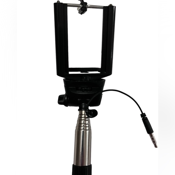 Selfie Stick with built in Shutter Release - Picture 3 of 6